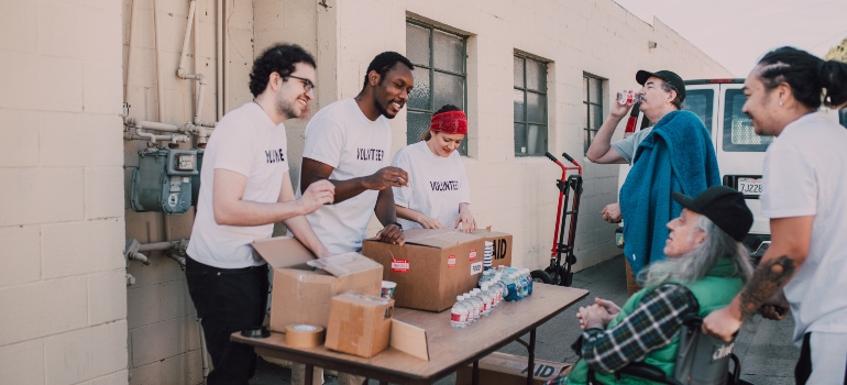People volunteering to make friends in a new country