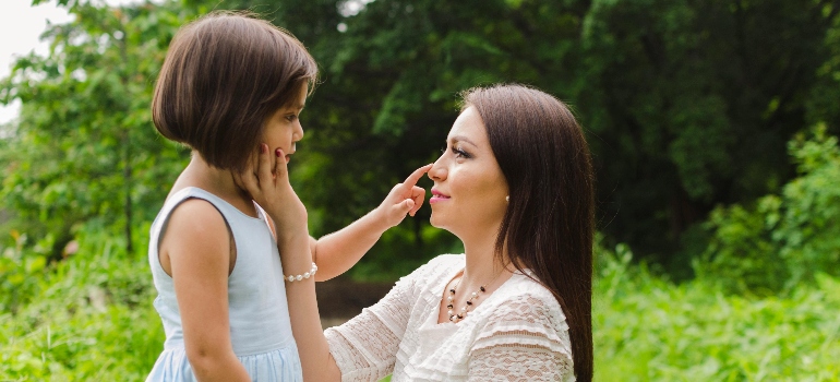 a mother with her daughter knows how to introduce your kids to a new neighborhood